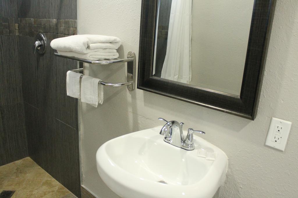 Town House Motel Lynwood Esterno foto